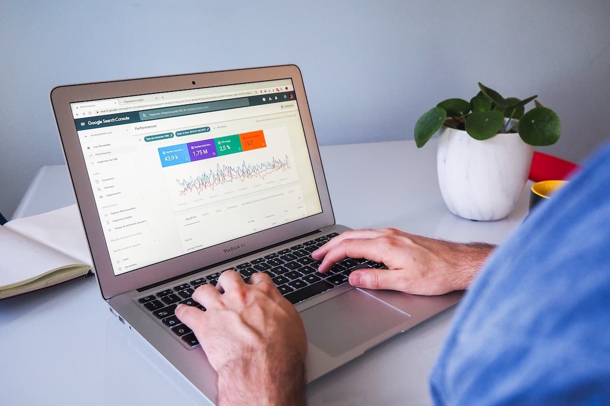 Laptop vor Arbeiter mit der Google Search Console auf dem Bildschirm