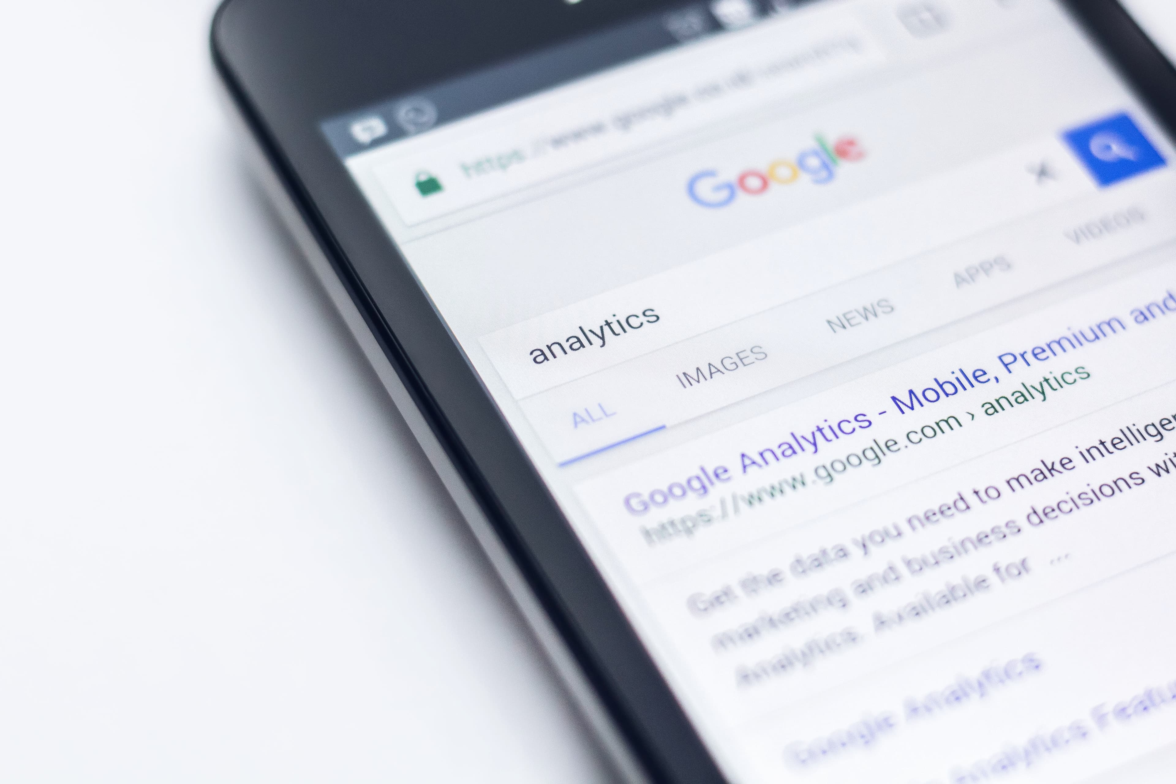 Smartphone mit der Google Suchresultatseite