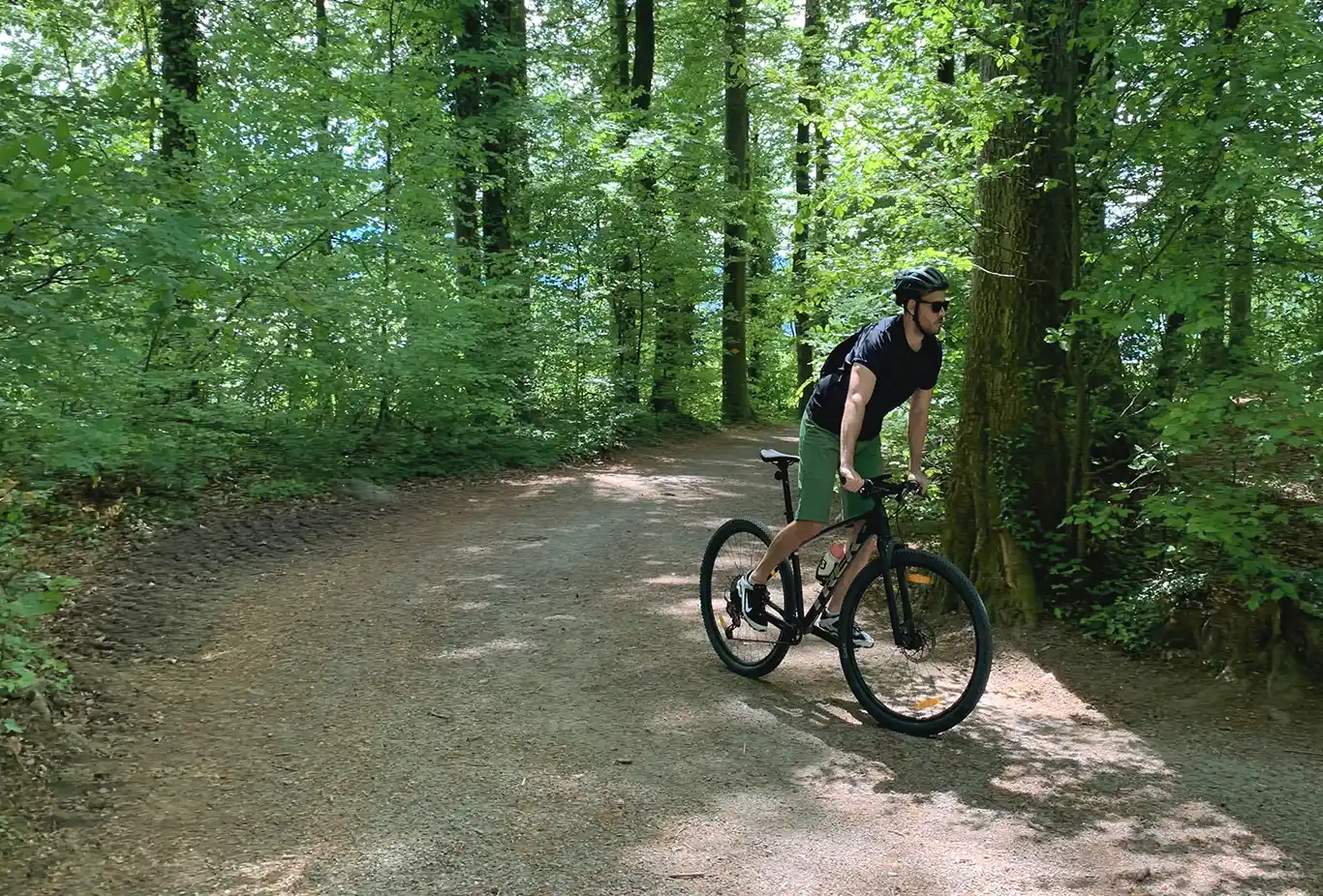 Oli biked im Wald