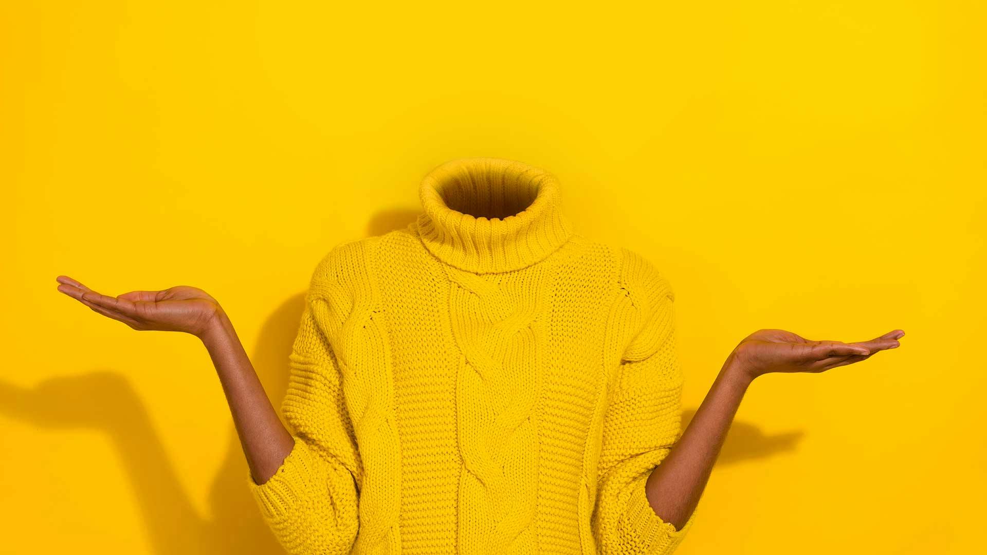 Frau ohne Kopf mit gelbem Pullover