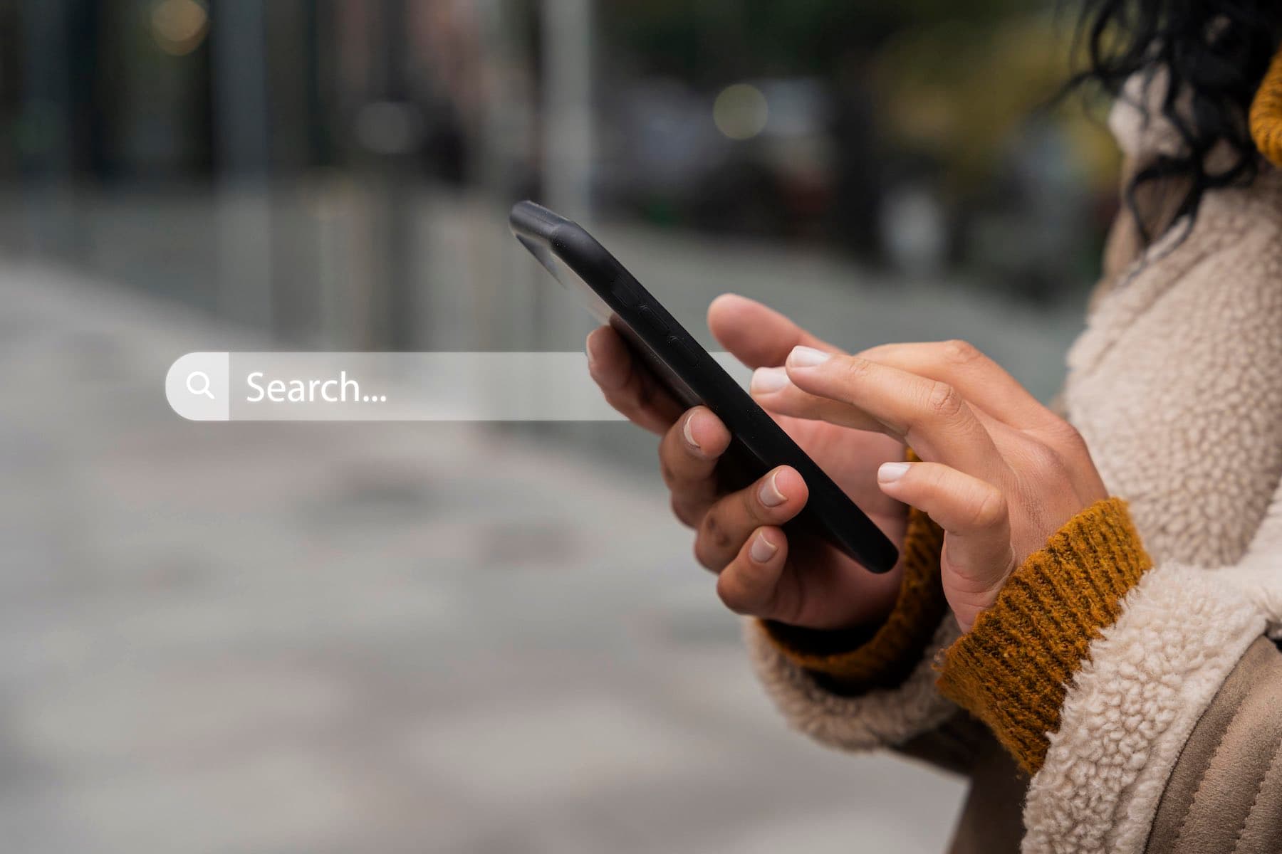 Eine Frau sucht auf ihrem Smartphone etwas im Internet