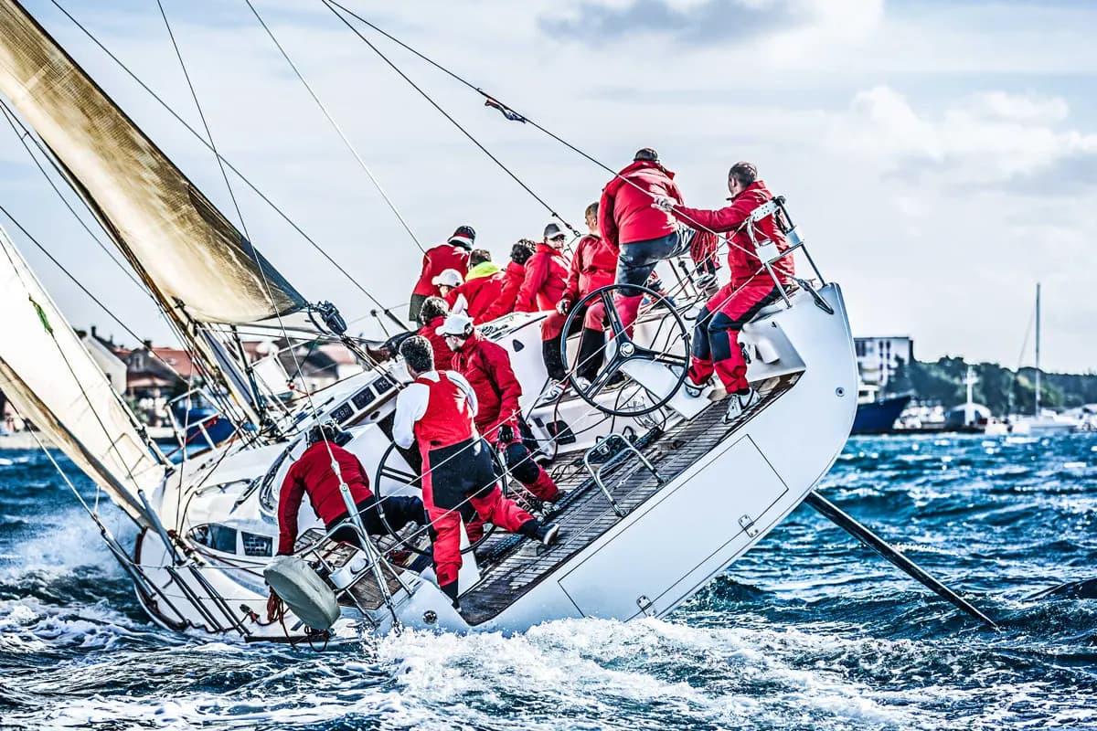 Segel Team auf einer Yacht