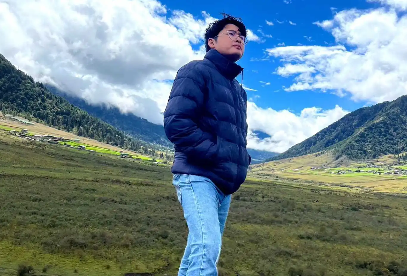 Dorji läuft auf einer Wiese