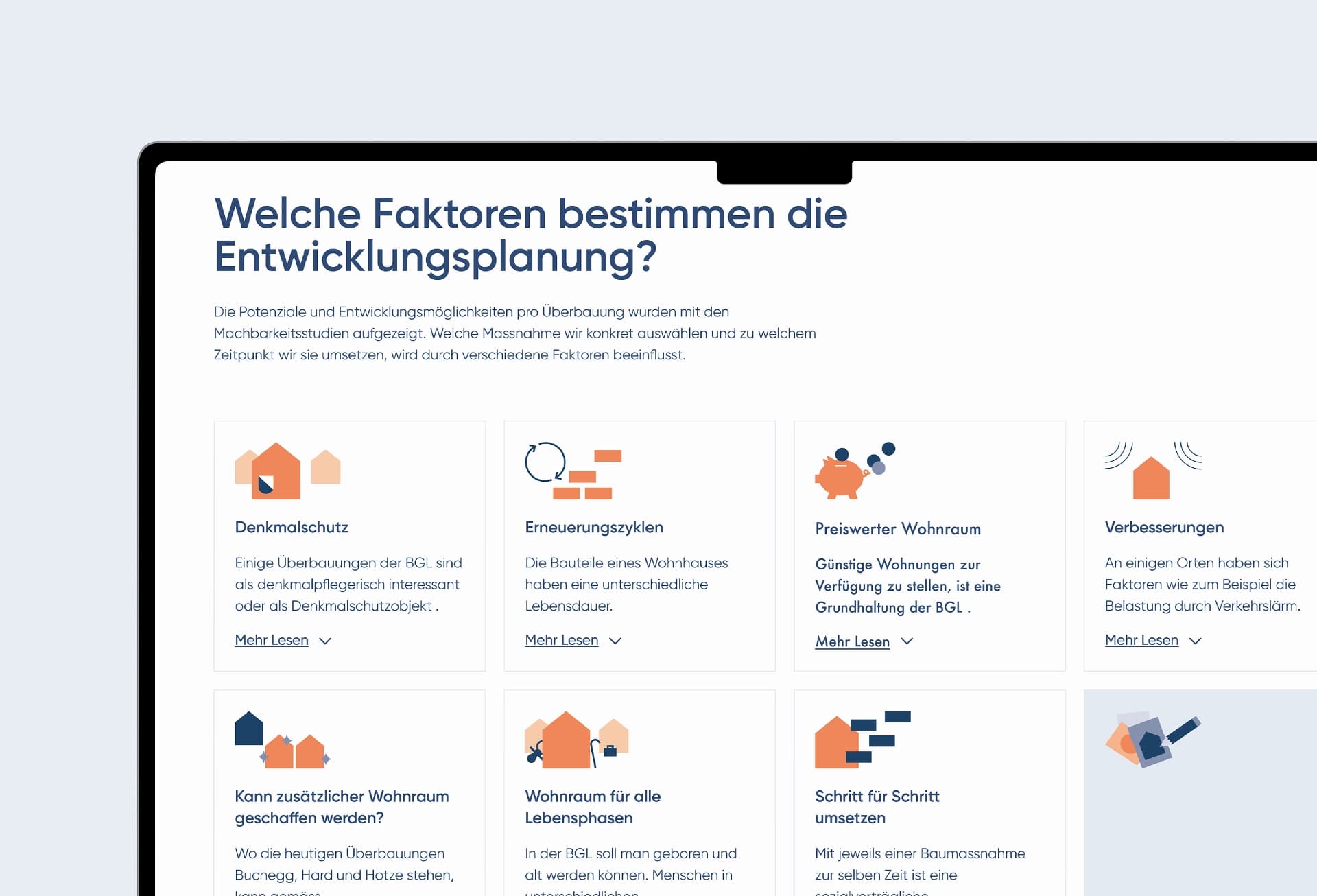 Laptop-Bildschirm mit einer Website zur Entwicklungsplanung, die Faktoren wie Denkmalschutz, Erneuerungszyklen, preiswerten Wohnraum und Verbesserungen visuell und textlich darstellt.